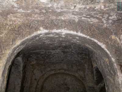Ma non sono gli unici affreschi presenti nell�ambiente. Simili decorazioni le troviamo su quasi tutte le arcate, poste in direzione del naos, in modo da poter essere viste dai fedeli